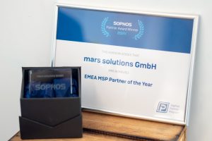 Urkunde für den Sophos Partner Award 2024, präsentiert in einem Rahmen und einer Box.