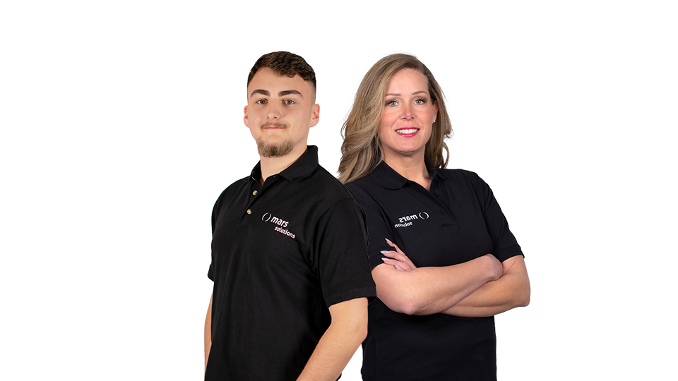 Zwei Mitarbeiter im Kundenservice tragen schwarze Poloshirts mit dem Logo von Mars Solutions.