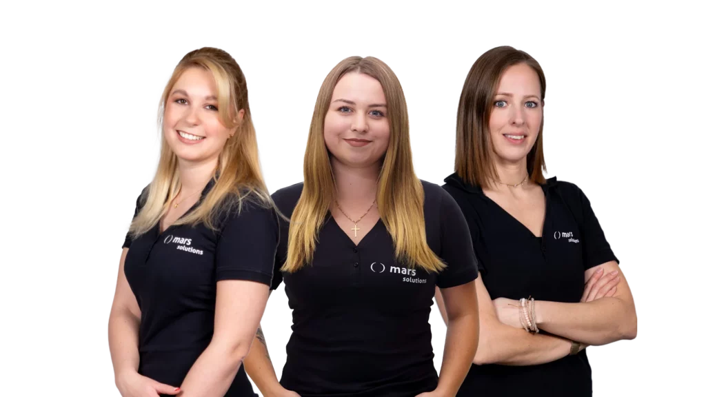 Drei Mitarbeitende der mars solutions GmbH tragen schwarze Polohemden mit Logo; Aufnahme einer Verwaltungsszene