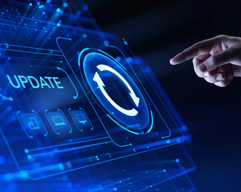 Ein blaues Digitalmotiv mit Update-Symbol und einer Hand zeigt auf den Hinweis zum Sicherheitsupdate für Veeam Backup & Replication.