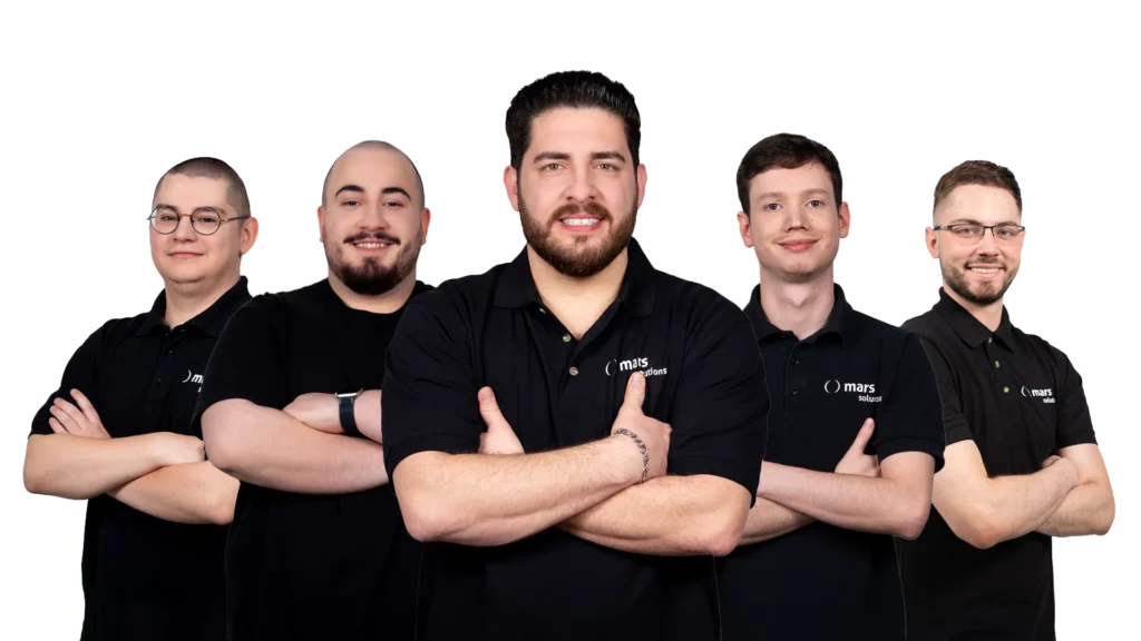 Fünf Teammitglieder von mars solutions stehen nebeneinander mit verschränkten Armen und tragen schwarze Poloshirts mit Logo.