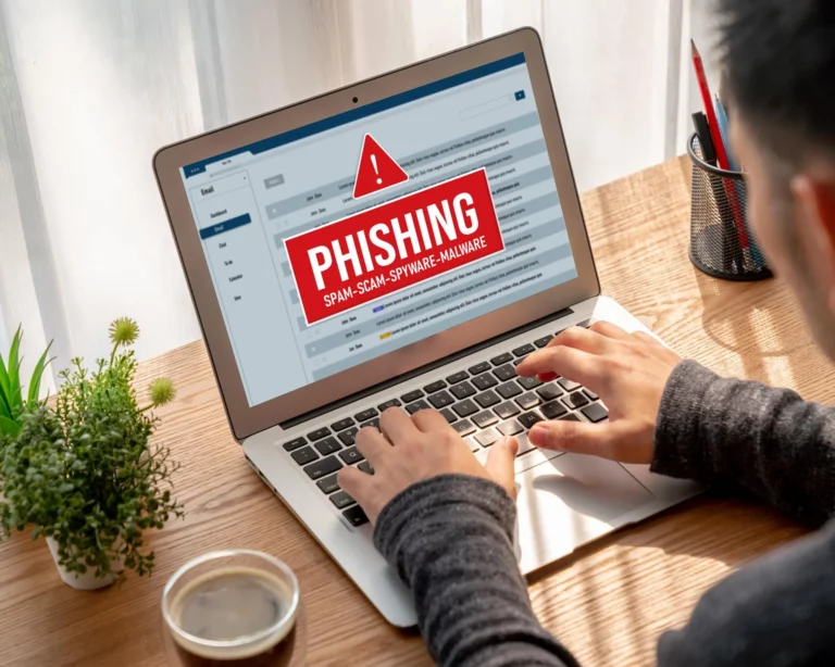 Person prüft eine E-Mail am Laptop auf Phishing